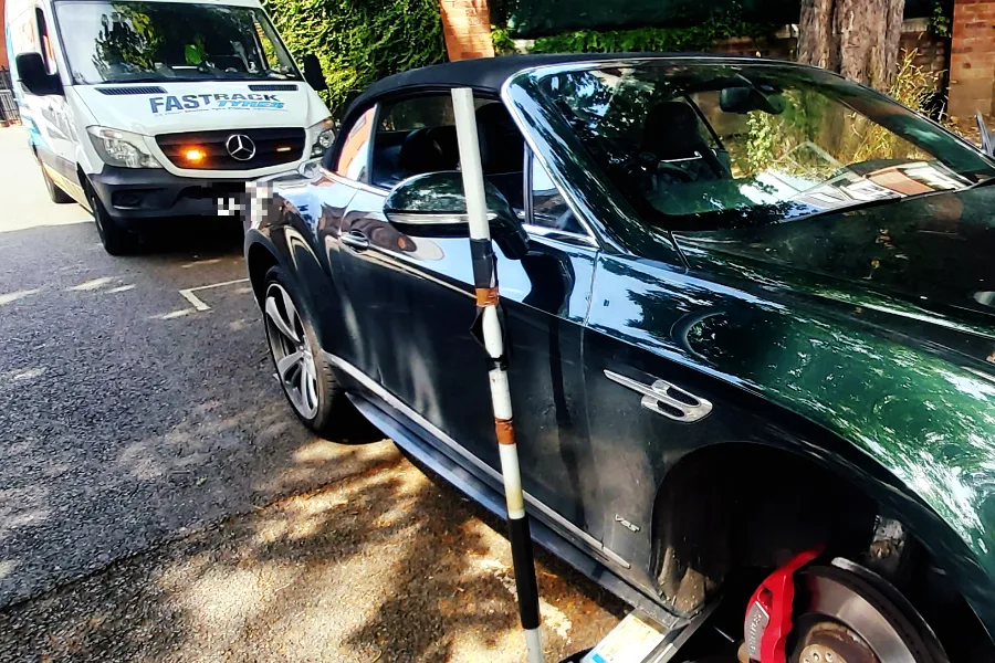 Mobile tyre fitting for a prestige car