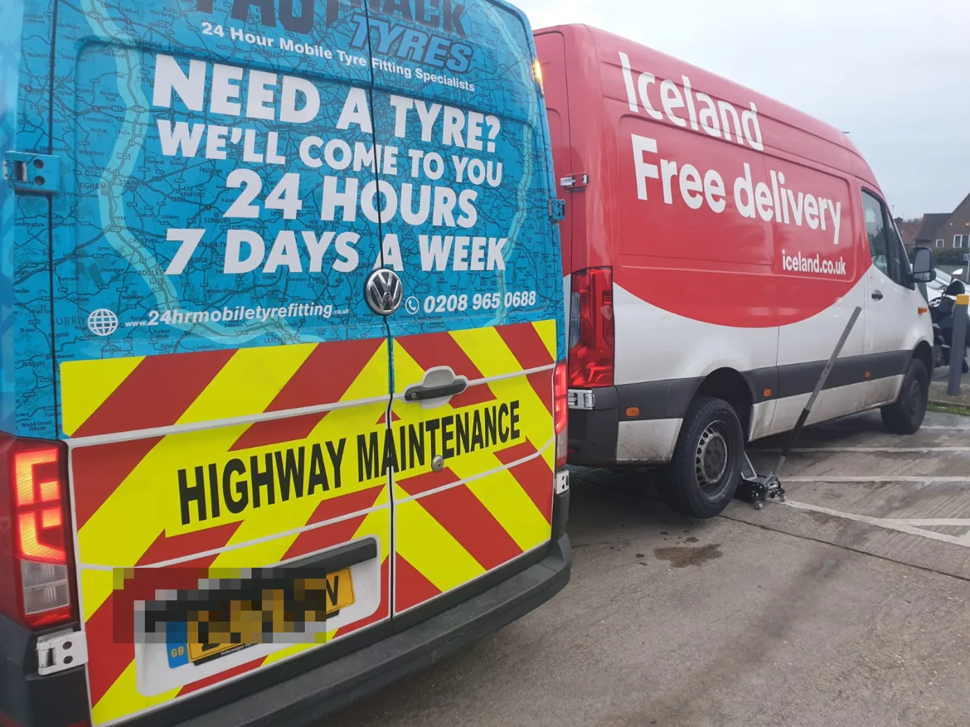 Fastrack attending an Iceland delivery van for a roadside fleet tyre change